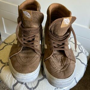 Van’s High Top size 9 men’s. These are worn but good condition! Tan and white.
